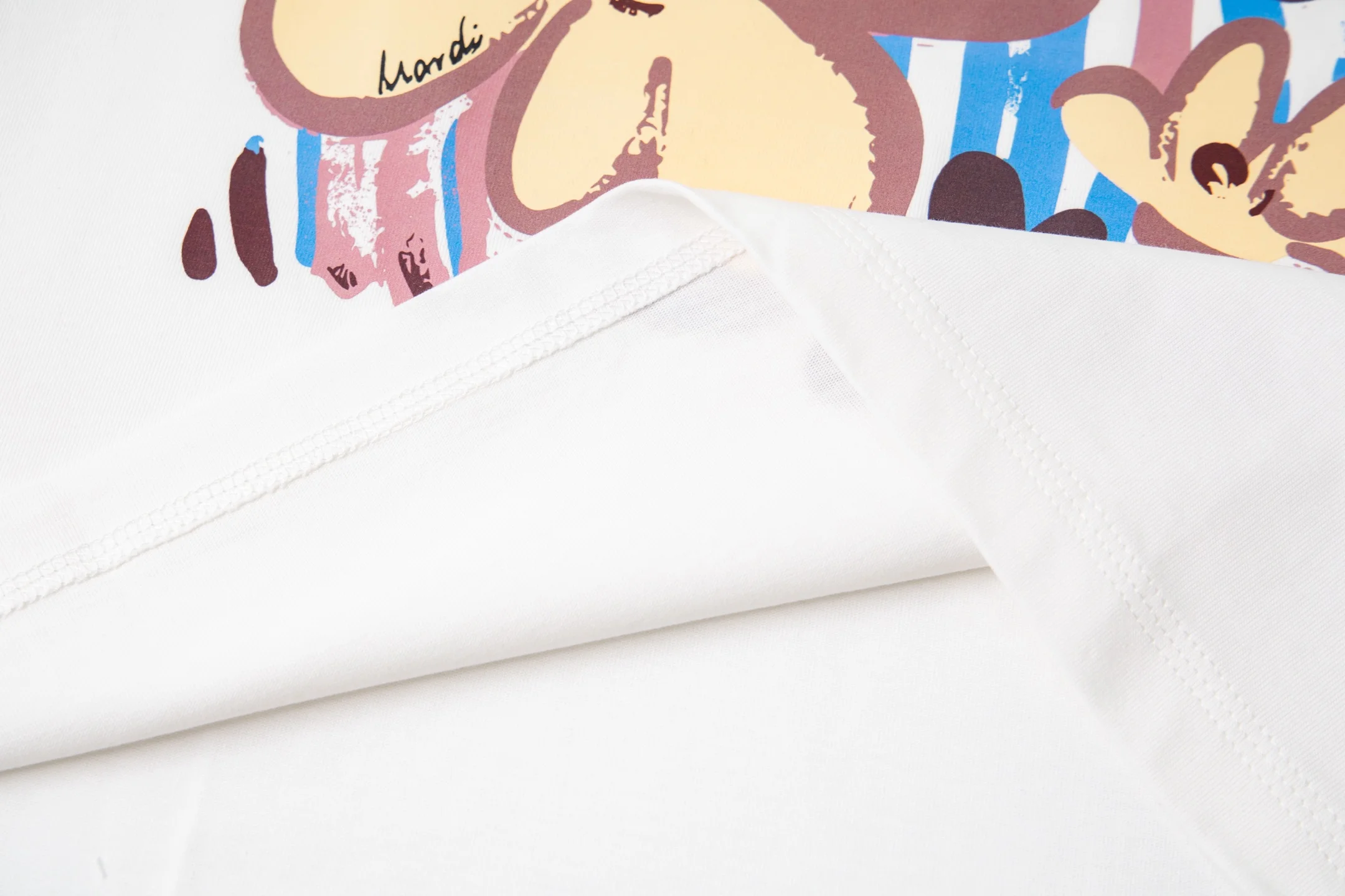 تي شيرت من القطن الخالص مع جرافيتي حلوة وطبعة زهور ورقبة دائرية وأكمام قصيرة بنفس النمط الذي يرتديه كيم جو-eun وYoon Seung-ah #6