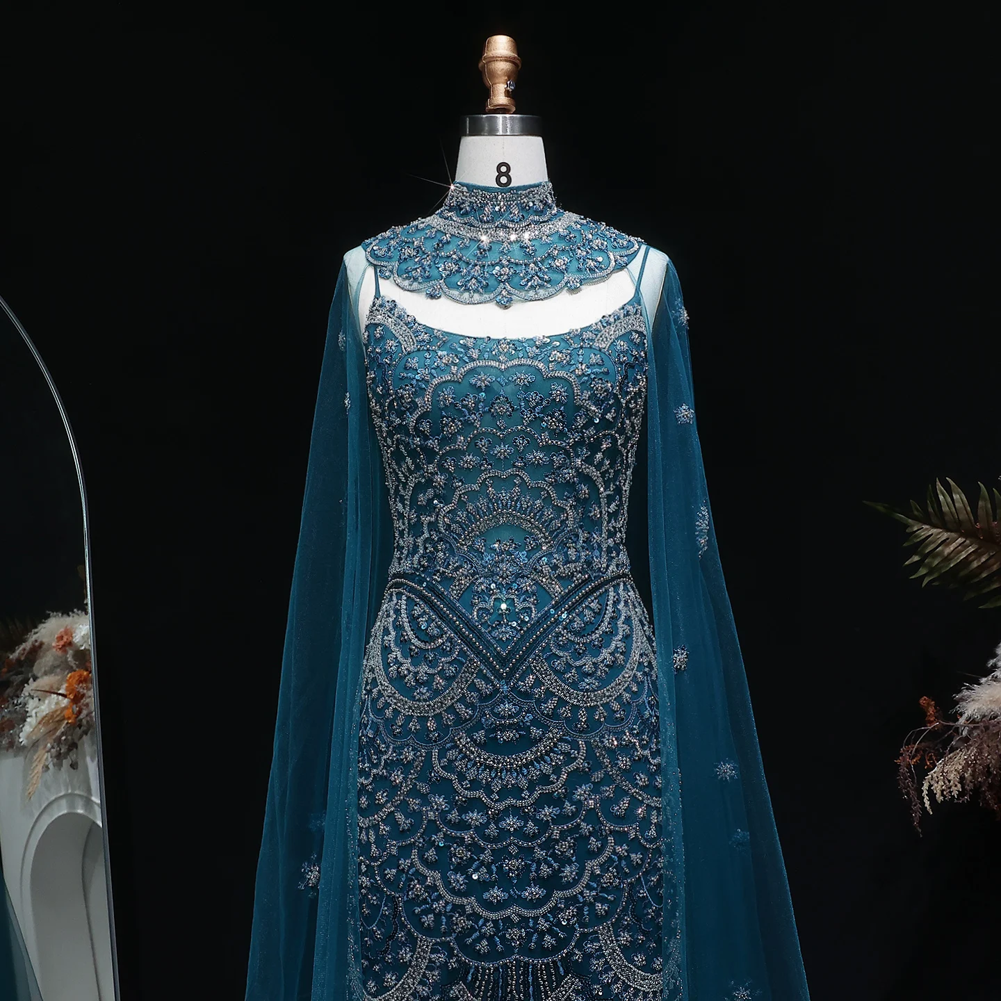Sharon Said Luxuriöses Türkisfarbenes Abendkleid in Übergröße mit Cape-Ärmeln, Neckholder, Perlenbesatz, Dubai Arabisches Damen-Abendkleid SS028 Maßanfertigung – Detail 4