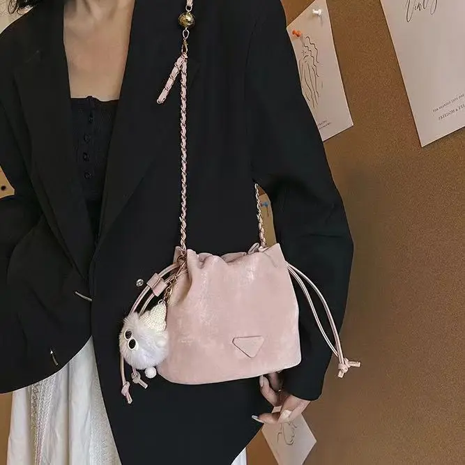 Popular Explosive Small Bag Women\'s New High-end Sense Niche Chain Crossbody Bag Single Shoulder Bucket Bag