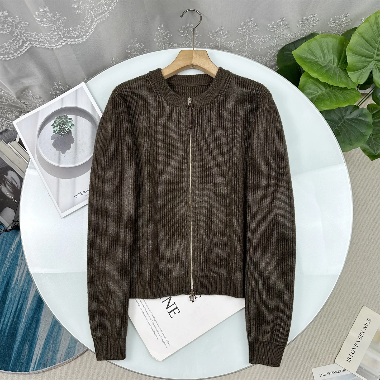 

Новый женский вязаный кардиган на осень 2025 года: круглый вырез, двойная молния, вертикальные полосы, длинный рукав, модный топ