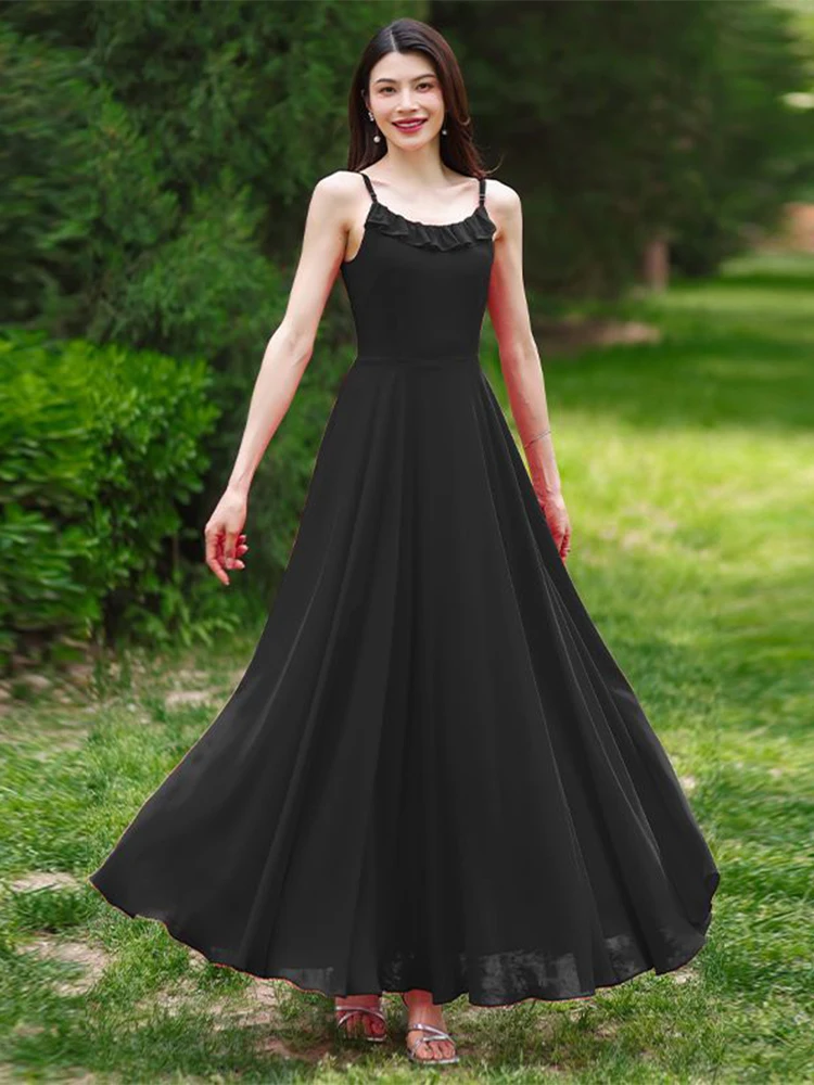 Robe longue en mousseline rouge à fines bretelles, style français, avec ceinture pour un effet amincissant, nouvelle collection été 2026, idéale pour les vacances.