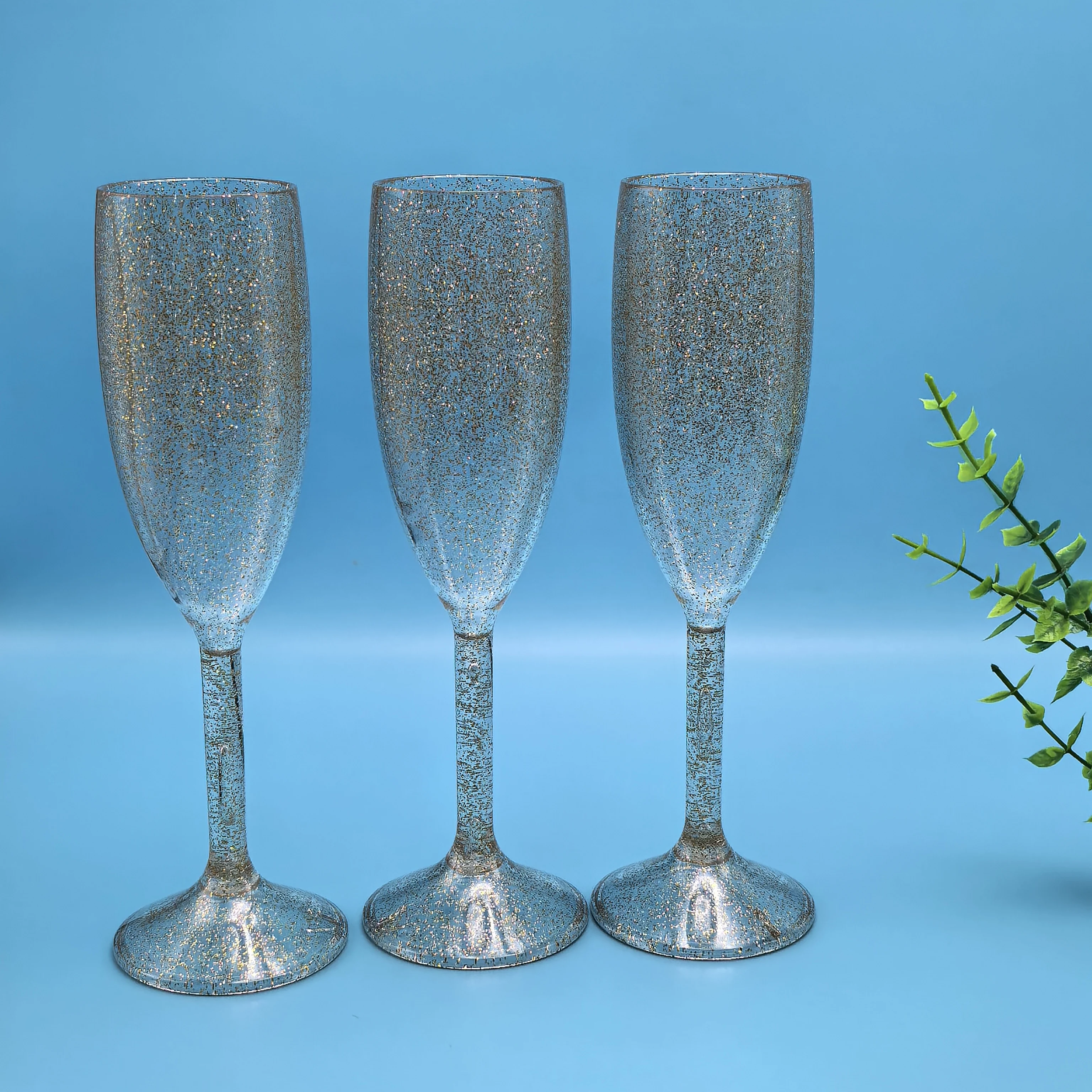 Элегантные сверкающие золотые флейты для шампанского, бокалы-флейты, на подкладке, с высокими бокалами для вина.