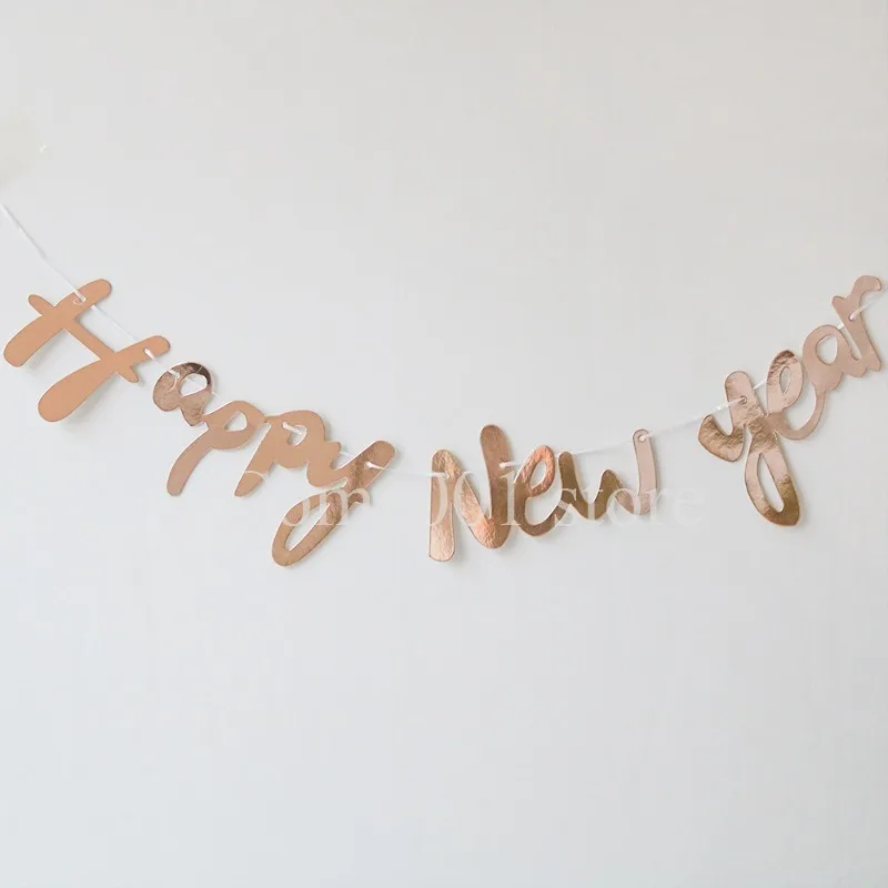 لافتات سنة جديدة سعيدة باللون الذهبي والفضي وأعلام حفلات رأس السنة الجديدة وديكورات نشاط الاحتفال والرايات الملونة لعام 2026