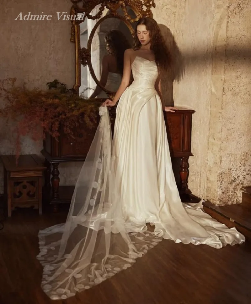 Admire فستان الزفاف البصري على شكل حرف a من الساتان على شكل قلب بدون أكمام ذيل شابيل مع طيات فساتين العروس المخصصة