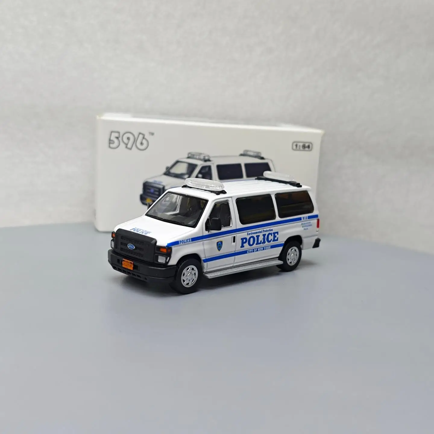 596 1:64 Ford E-Series Vans NYPD 596-112