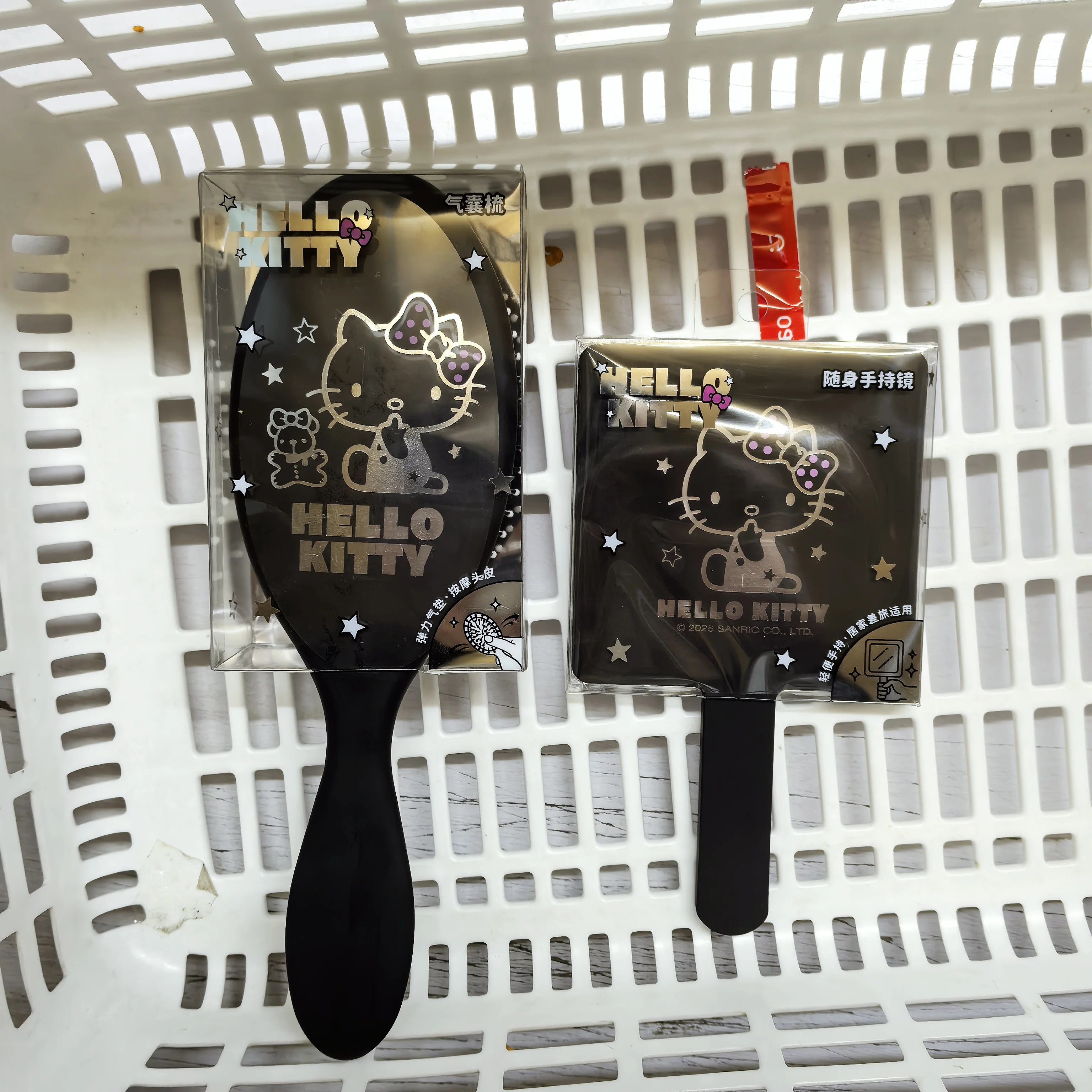 

Hello Kitty Black &White Air Cushion Comb & Portable Mirror , Travel-Friendly Beauty Tools with Cute Kitty Design