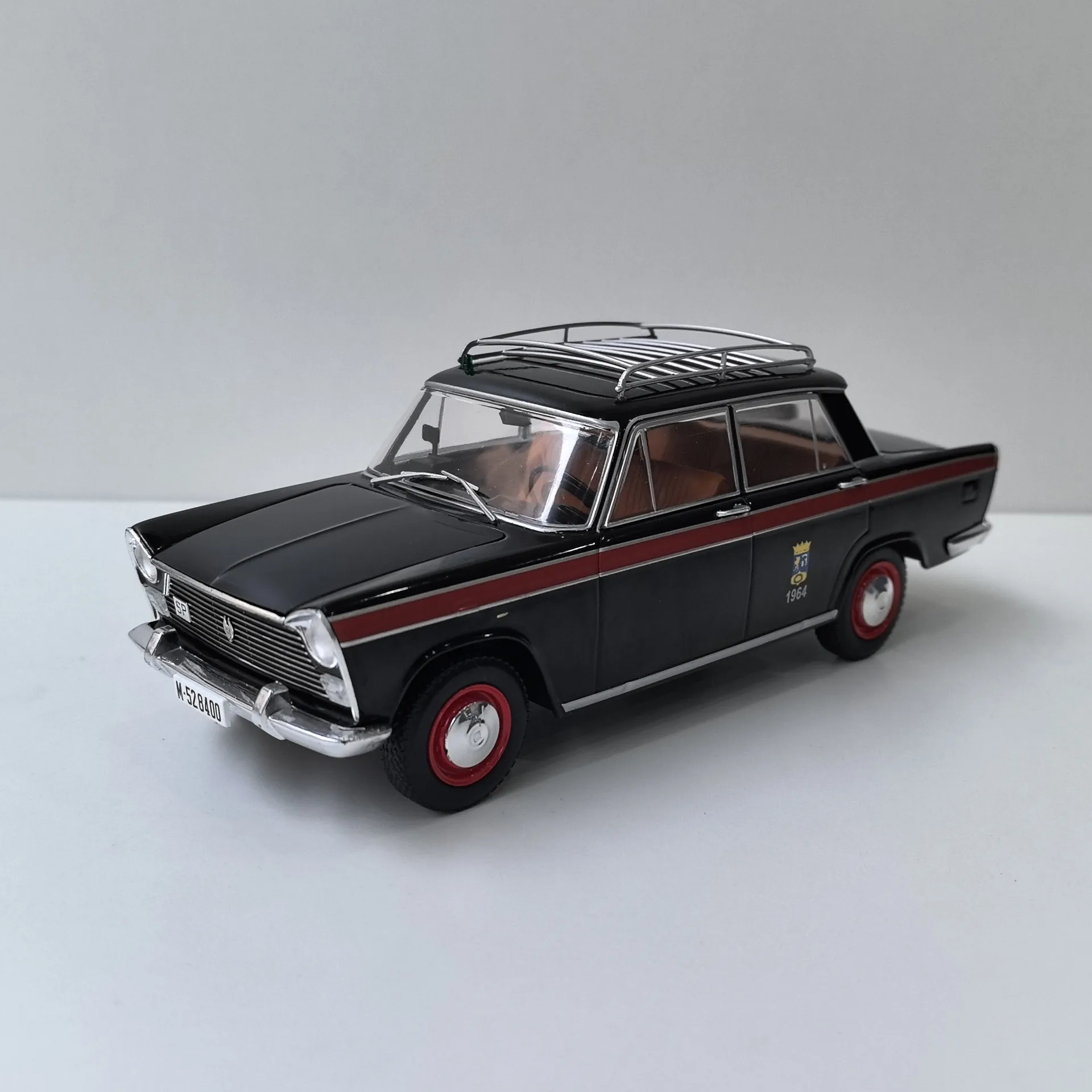 

Diecast IXO 1/24 Scale SEAT 1500 TAXI MADRID 1971 Alloy Car Model Collectible Toy Gift Souvenir Display Ornament