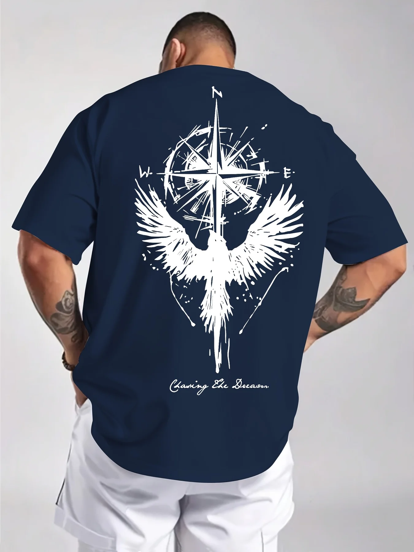 Phoenix and Compass Chasing The Dream Aufdruck auf hochwertigem, weichem Herren-T-Shirt aus 100 % Baumwolle, perfekt für Sommer-Streetwear und Reisen – Detail 6