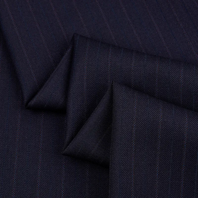 

Ткань мужского костюма тонкого прядения однотонного плетения в вертикальную полоску легкоэластично.