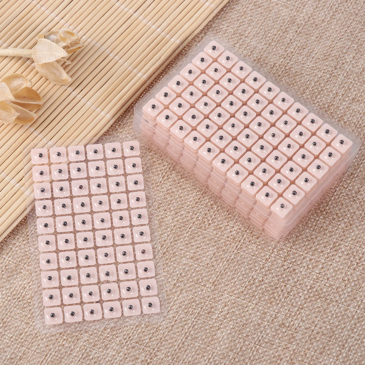 

600pcs Ear Seeds Acupuncture Stickers Disposable Ear Press Kit For Acupressure Therapy Vaccaria Bean Tapping Stimulation