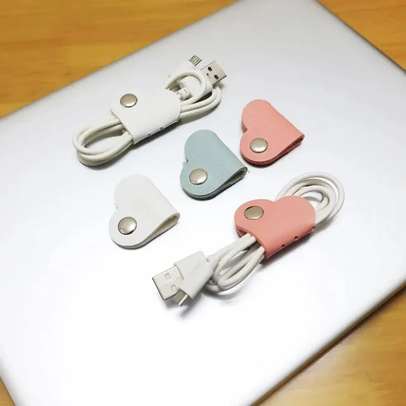3 個のハート型フェイクレザーケーブルコードワインダーオーガナイザーケーブル管理クリップヘッドフォン用