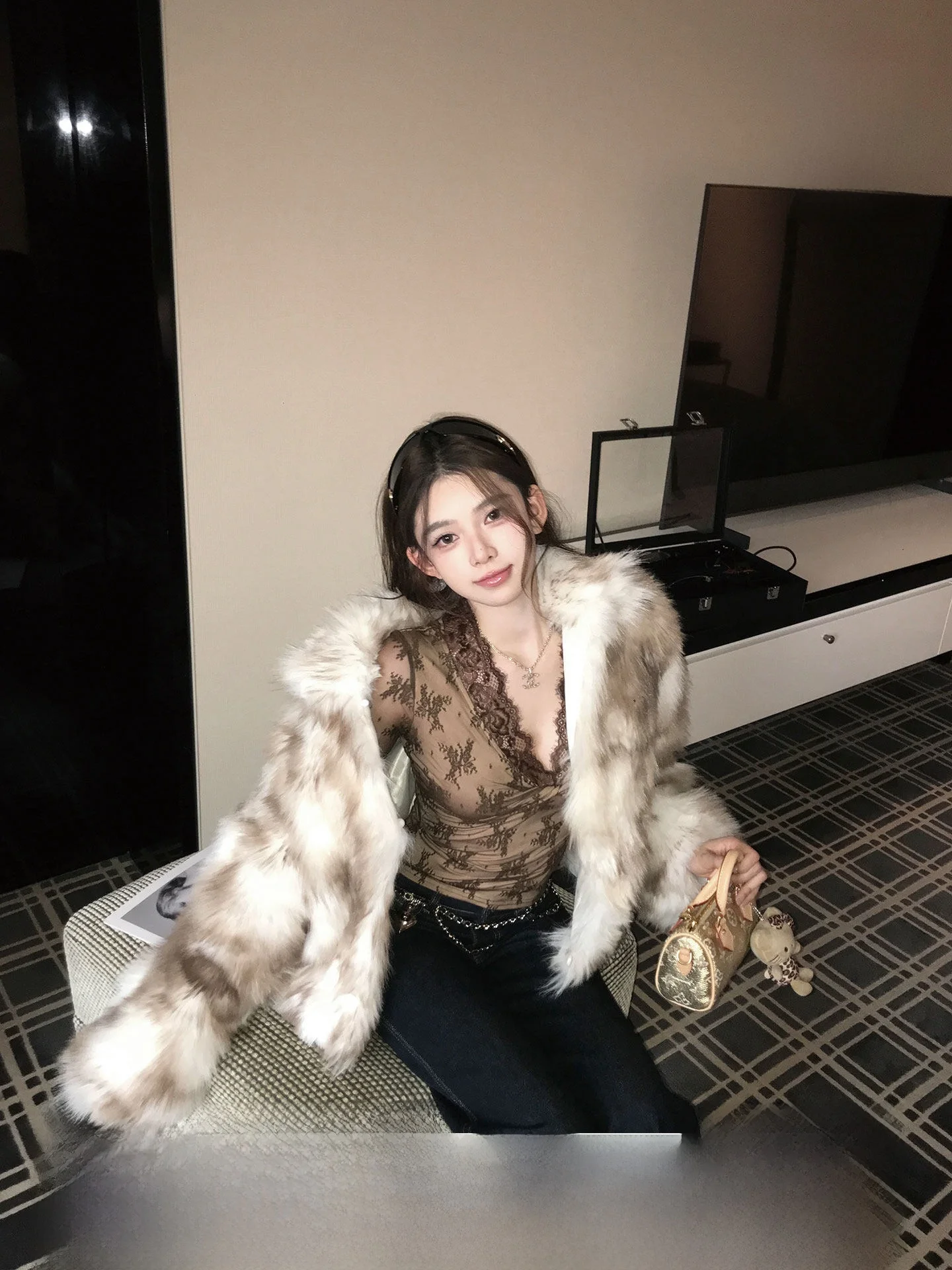 

Warmth And Elegance Converge in This Okaaay Ce Evening Winter Coat Stand out with Its Vintage Dyeing Collar And Eco-Friend...