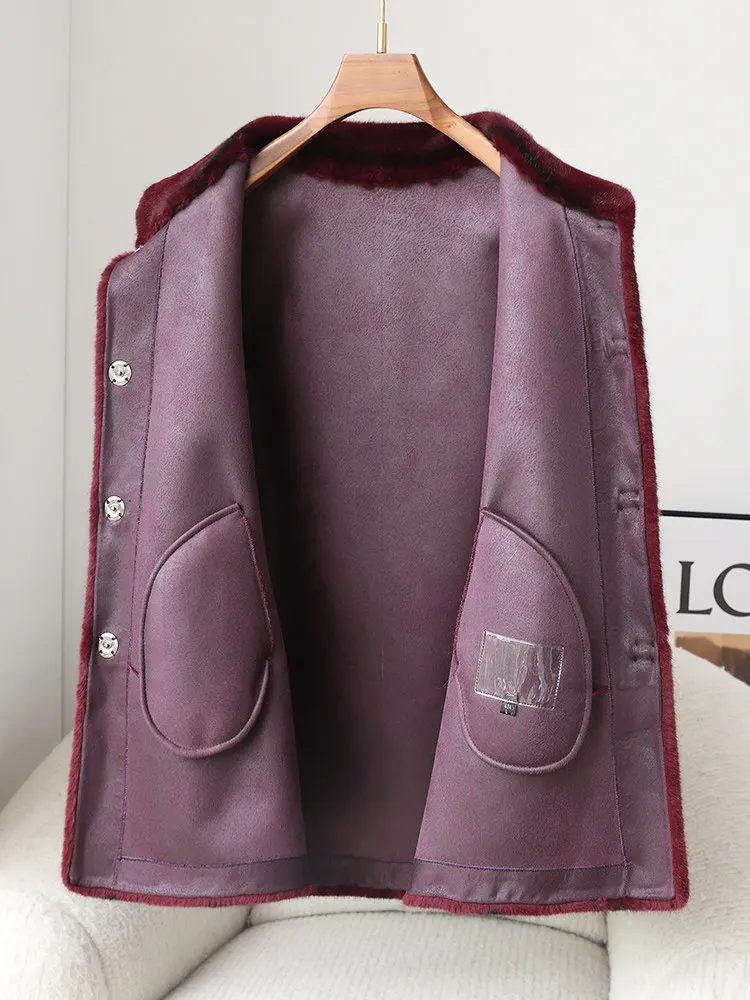 In Haining, for middle-aged and elderly people, there are mid-length fur coats for women, golden mink fur coats for grandmothers