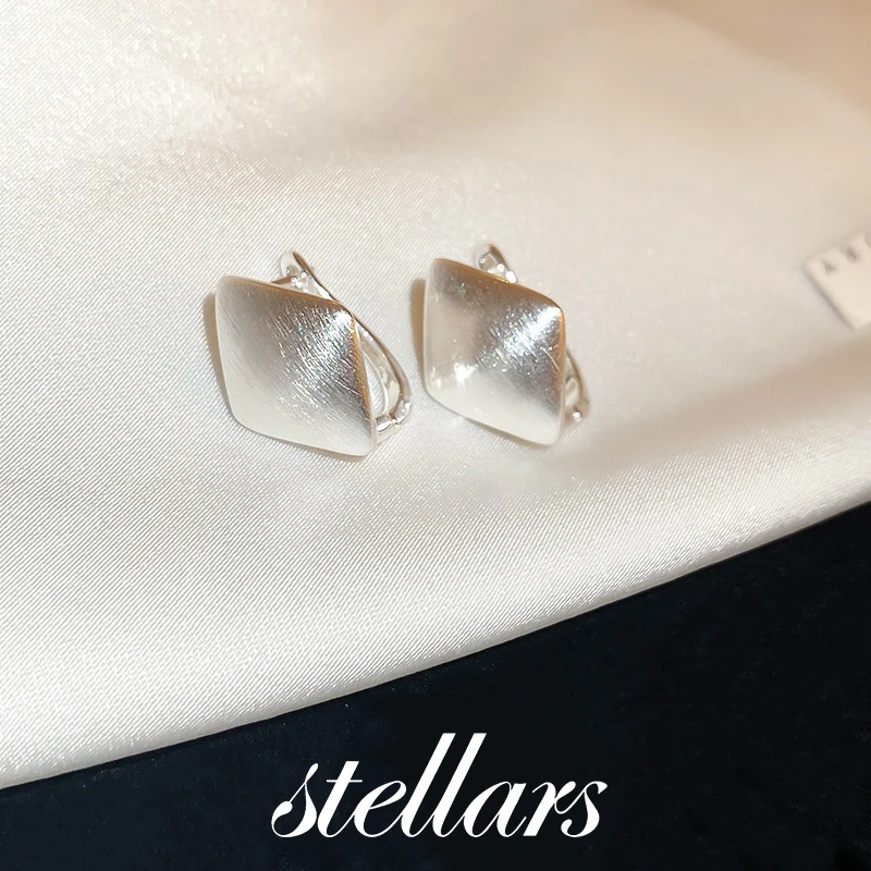 

Модные уникальные дизайнерские зажимы для ушей из натурального позолоченного матового металла, стильные дизайнерские серьги для ювелирных изделий