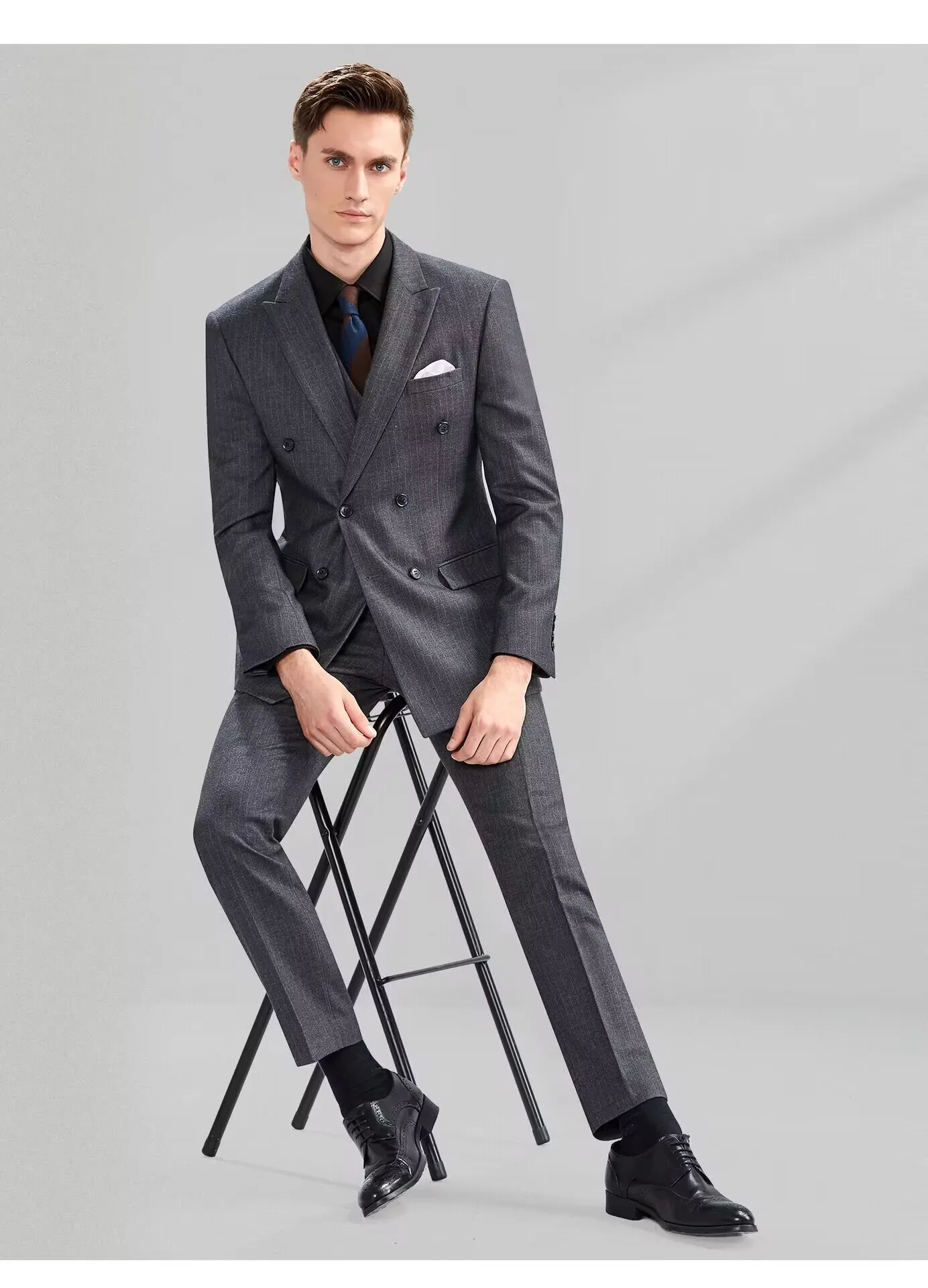 

Новый серый мужской костюм в полоску: формальный смокинг для жениха, пиджак с острыми лацканами, двубортный, брюки, комплект из 3 предметов, приталенный деловой костюм