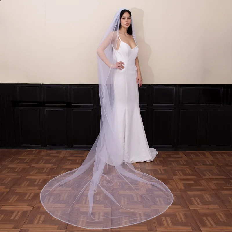 فستان زفاف راقي مطرز يدويًا وإكسسوارات شعر الزفاف وحجاب الزفاف