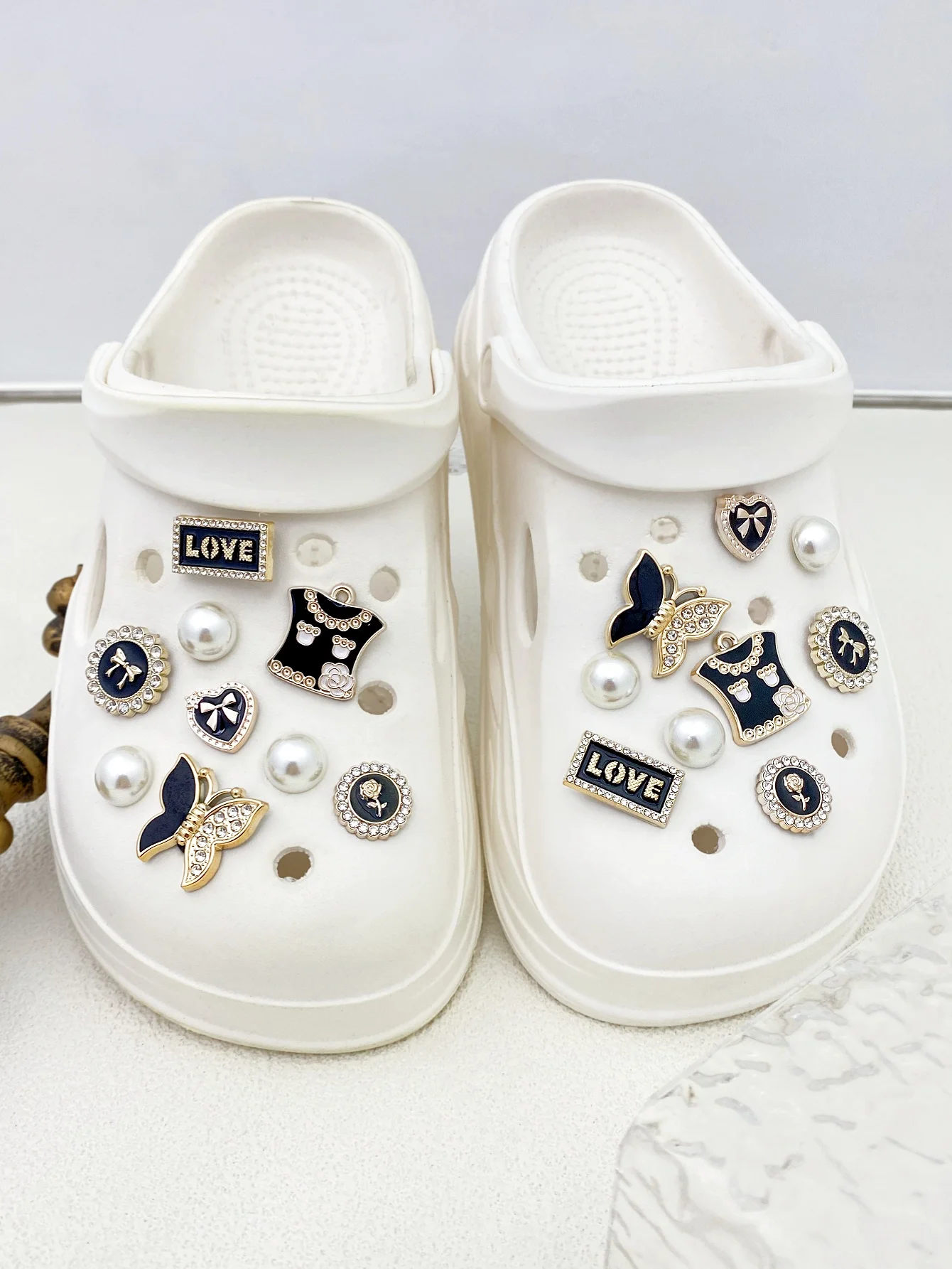 

18 штук черных бриллиантовых бабочек, одежда, фирменная буква "любовь", банты, розы, сердечки, пряжка для обуви из белого АБС-пластика с жемчугом Декор своими руками