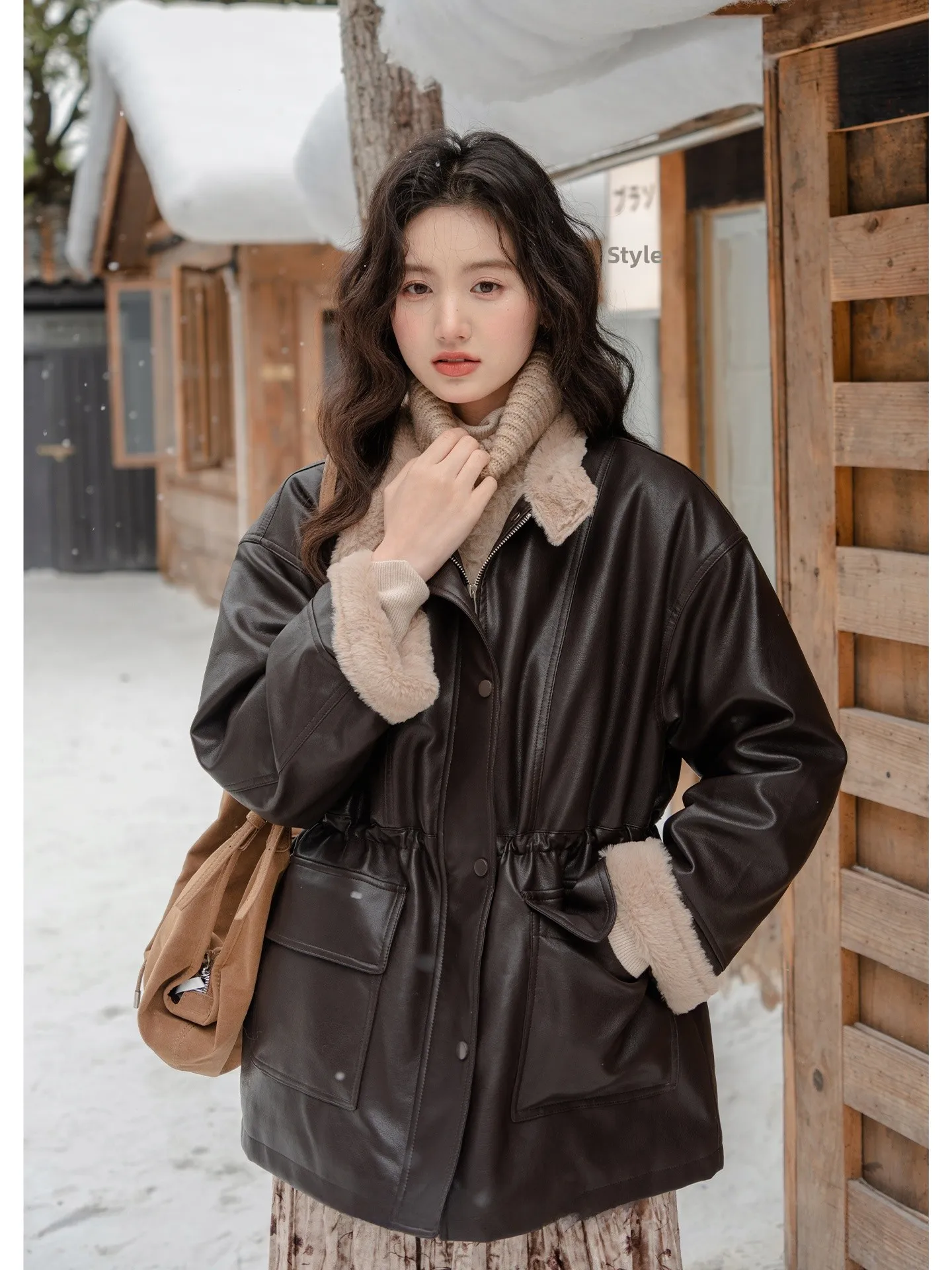 

Thiened Fce Women's Leather Jaet with Dstring Waist in Brown PU Leather Coat with Fur Collar for Winter Commute