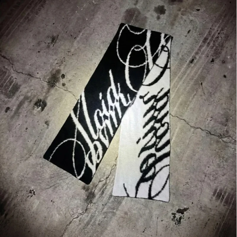 

Модный двусторонний жаккардовый шарф Ins Dark Y2K в европейско-американском стиле для осени и зимы, с буквенным принтом, теплый, универсальный, трендовый.