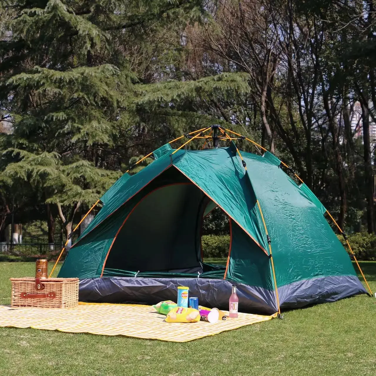 Many manufacturers automatically open the sunshade, fake double-layer beach camping, and a wholesale tent.