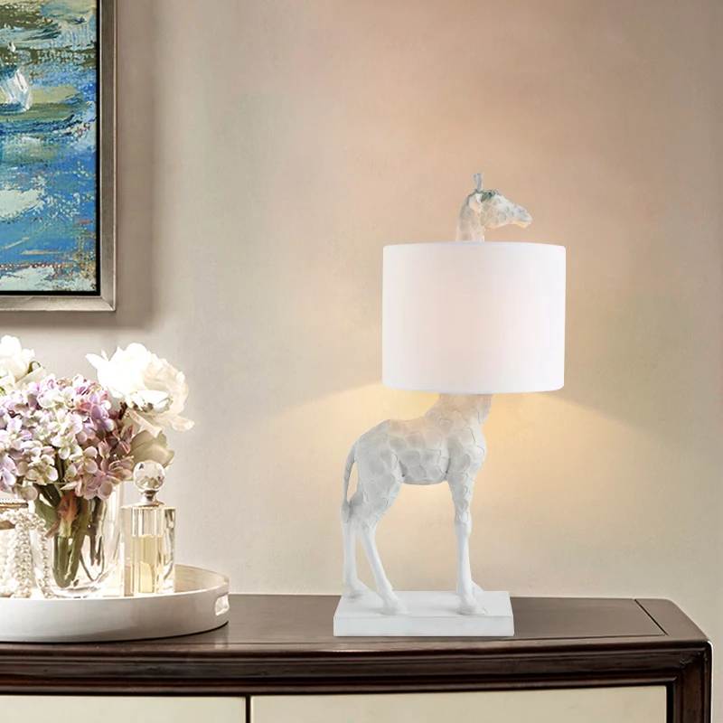 Nordic Giraffe Table Lamp Creative Art Deco Living Room Study Bedroom Bedside Resin Gold and White Fabric Table Lamp Lamp