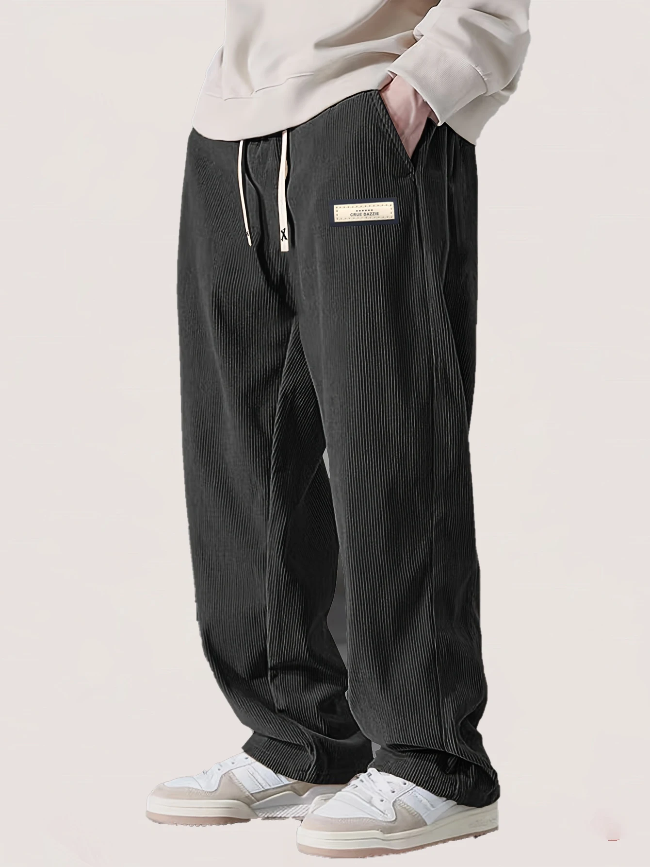 Herren-Cordhose mit weitem Bein, ideal für Herbst und Winter, mit elastischem Bund und Kordelzug sowie kleinem Aufnäher, locker fallende, gerade geschnittene Hose, bequeme Alltagshose für Herren. – Detail 1