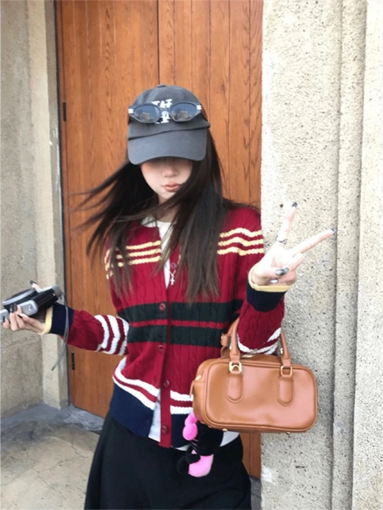 سترة نسائية كورية مخططة على طراز Preppy لربيع وخريف 2025 سترة محبوكة واحدة الصدر برقبة دائرية ملابس خروج كلاسيكية Y2k