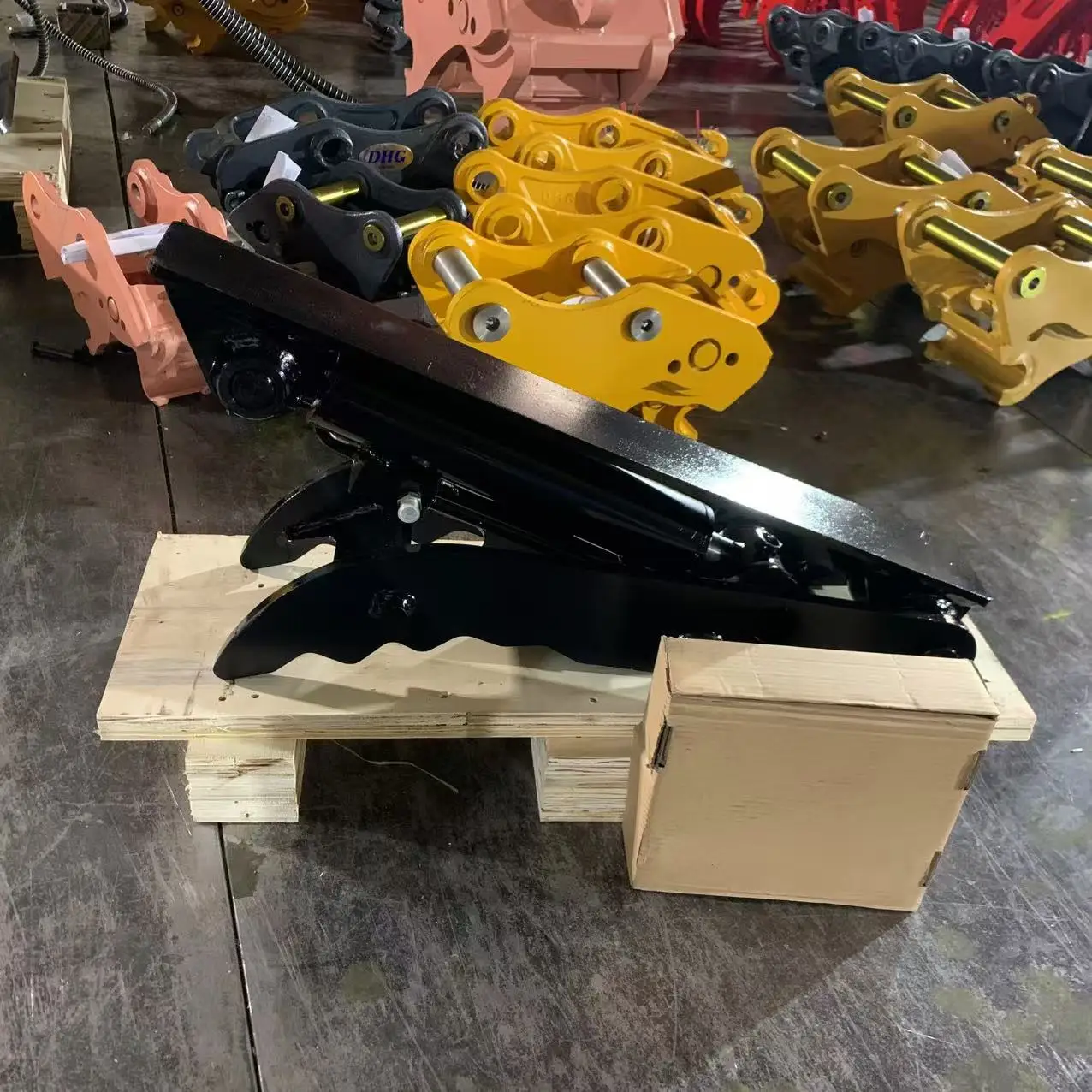 DHG Mini Excavator Hydraulic Thumb For 1.5-4 Ton Mini Excavator Construction Machinery Attachments