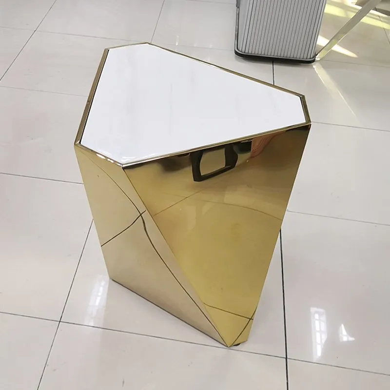 Moderner, einfacher Wohnzimmer-Ecktisch, Marmor-Sofa, kleiner Couchtisch, Internet-Promi, leichte Luxus-Persönlichkeit, rostfrei