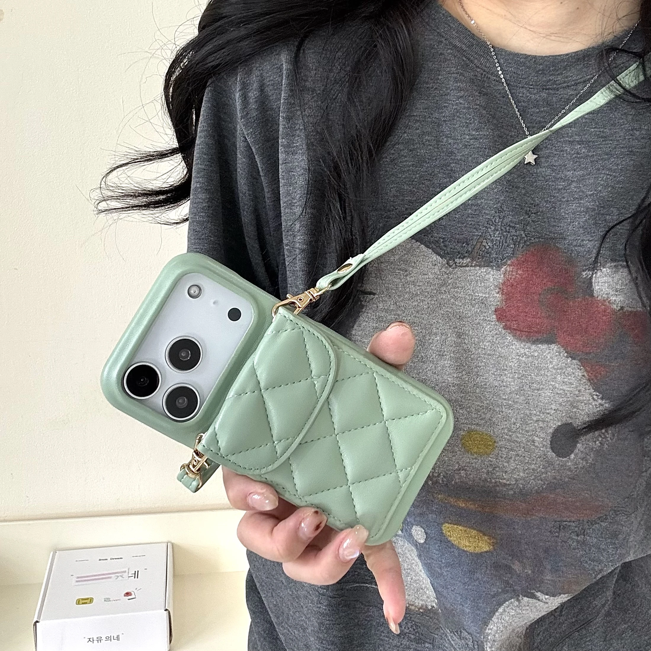 Etui skórzane z magnetycznym portfelem na karty, do noszenia na skos, z długą smyczą, na iPhone 17 Pro Max 16 Plus 15 14 13