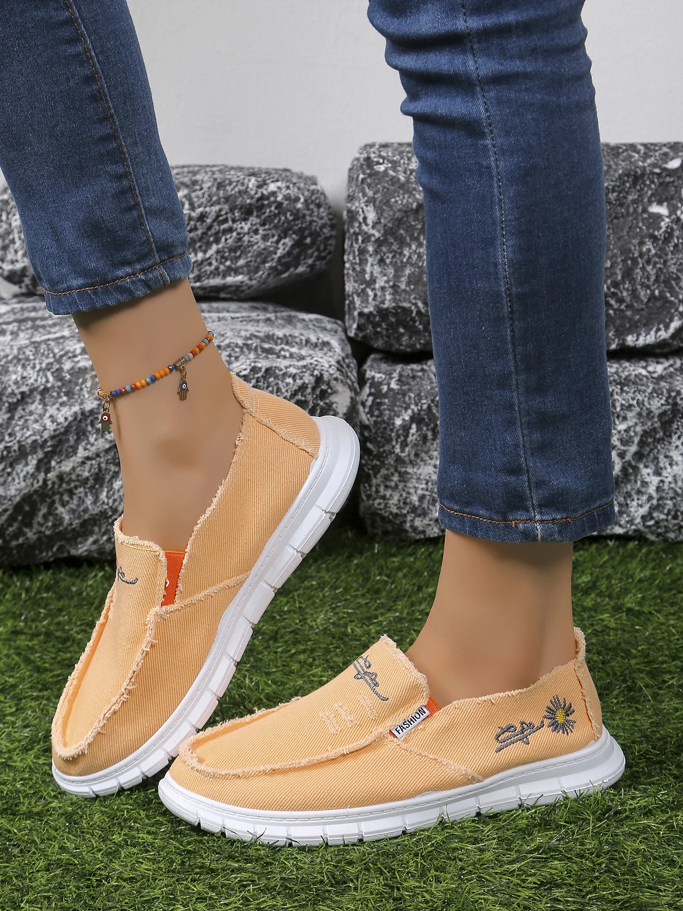 Damen-Slip-On-Schuhe aus Segeltuch, lässige Slipper mit Gänseblümchen-Stickerei, bequeme, leichte Wanderschuhe für den täglichen Gebrauch – Detail 9
