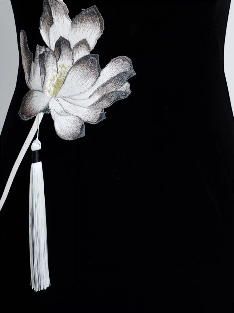 Lo sfilata di moda cheongsam di velluto presentato un nuovo abito lungo in stile cinese a forma di coda di pesce