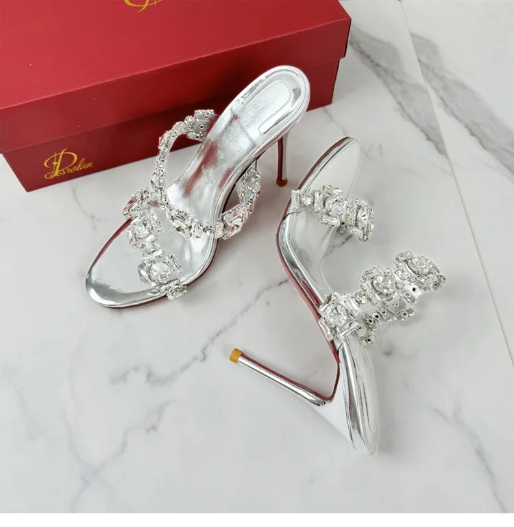 รองเท้าแตะเพชรสําหรับสวมใส่กลางแจ้งในช่วงฤดูร้อนของผู้หญิง รองเท้าส้นสูงชิ้นเดียวใหม่ รองเท้าแตะสีเงินที่ทันสมัยและระดับไฮเอนด์