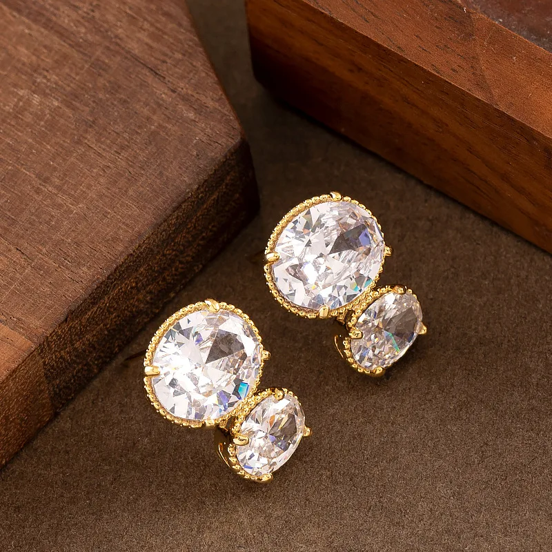 

Stylish, simple, exquisite and large-sized sparkling zircon stud earrings, niche temperament and design, commuting earrings