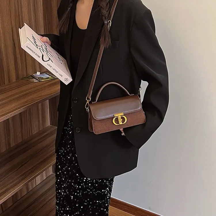 

Осень 2025 года 596 Новая сумка через плечо с замком, маленькая квадратная сумка, модная универсальная сумка-мессенджер, простая пригородная сумка