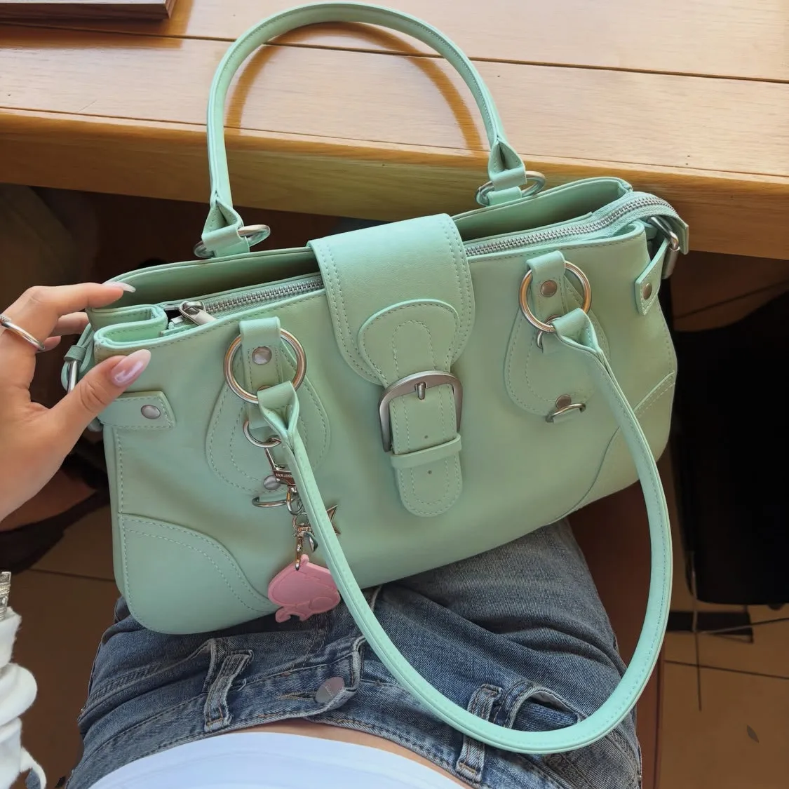 bolso-de-mano-dimanche-para-mujer-modelo-2026-estilo-motociclista-de-un-solo-hombro-color-verde-menta-de-alta-calidad-textura-agradable-al-tacto-y-resistente-al-desgaste