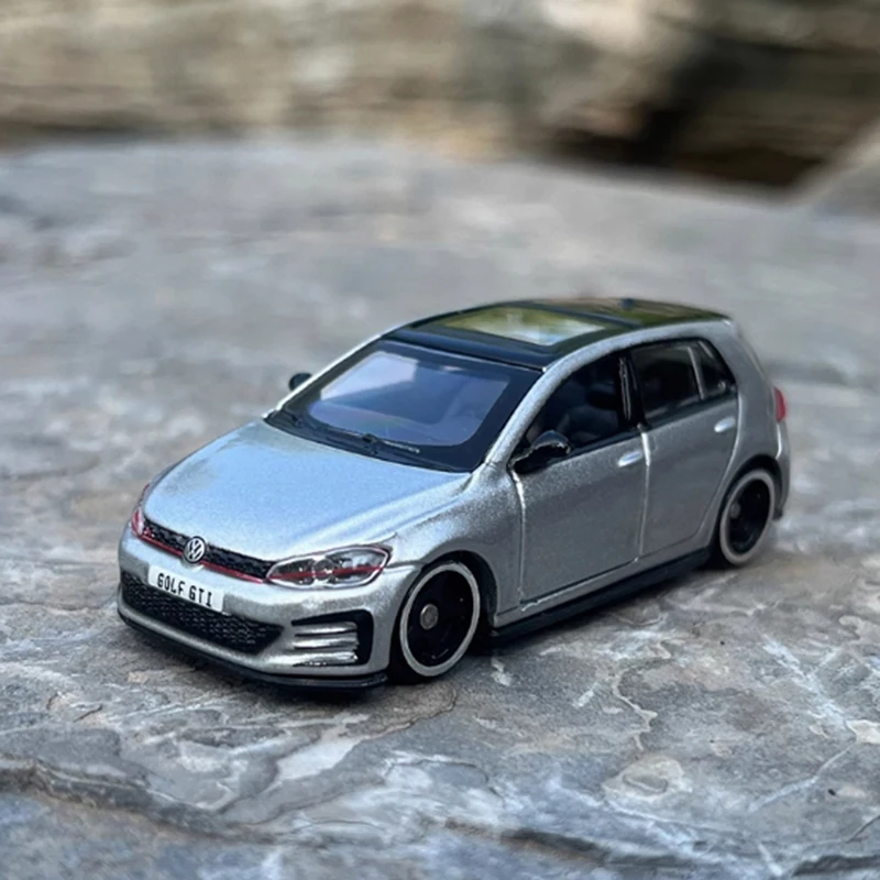 

Diecast 1/64 Touareg Small-Scale Alloy Car Model Static Collection Decorated Holiday Gifts Toys