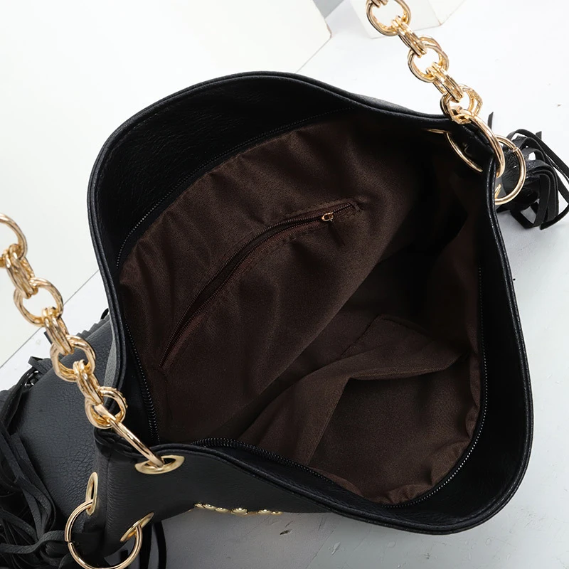 Nieten-Quasten-Umhängetasche, Punk-Rock-Metall-Nieten-Tragetasche, Y2k-Mädchen-Handtasche mit großer Kapazität aus weichem PU für Einkauf und Pendeln – Detail 3
