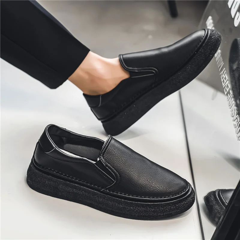 Nuove scarpe classiche in pelle bianca da uomo comode mocassini bassi da uomo scarpe Casual in pelle Slip-On scarpe da ginnastica piatte pigre guida maschile