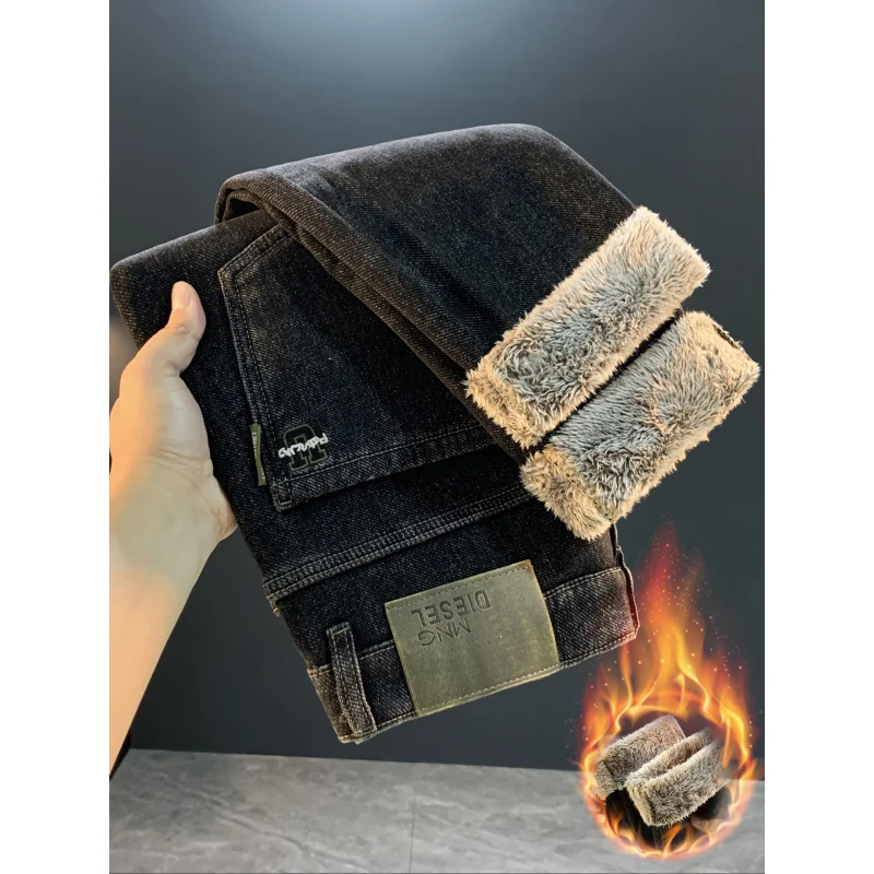 جينز مخملي سميك عالي الجودة للرجال شتوي جديد بنطال ذو قصة ضيقة بأرجل صغيرة، سروال رجالي غير رسمي مقاوم للبرد ودافئ