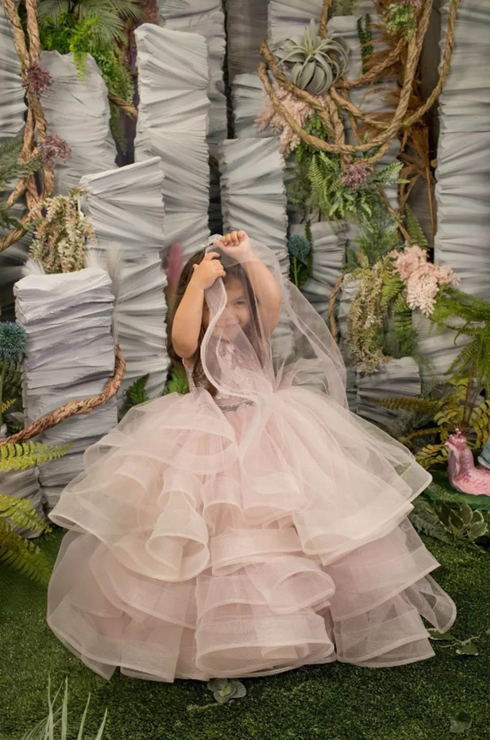 Urocza, marszczona tiulowa suknia księżniczki dla dziewczynki w kwiaty