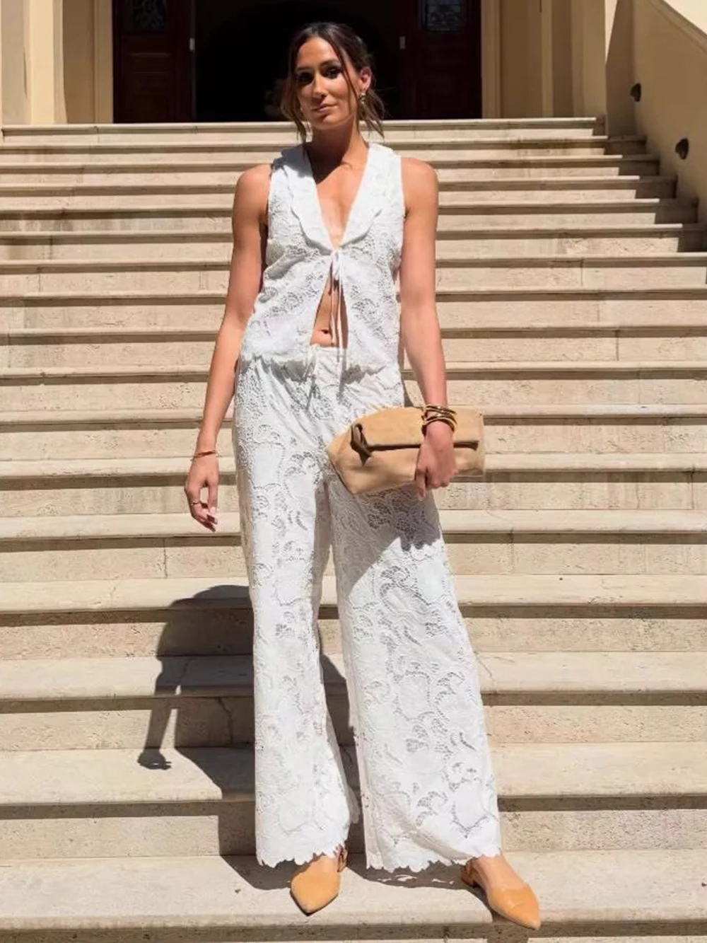 

Новый комплект: ажурный топ на шнуровке с открытым вырезом на спине и широкие брюки для стройного и элегантного образа