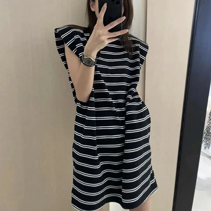 Ontwerpgevoelige nisjurk met gestreepte zak en afslankende taille-T-shirtrok tot over de knie