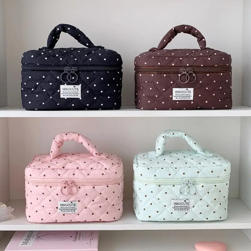 Niedliche, gesteppte Kosmetiktasche mit Polka-Dot-Muster, großes Fassungsvermögen, weicher Griff, ideal für Reisen und die tägliche Aufbewahrung von Hautpflegeprodukten. – Detail 9