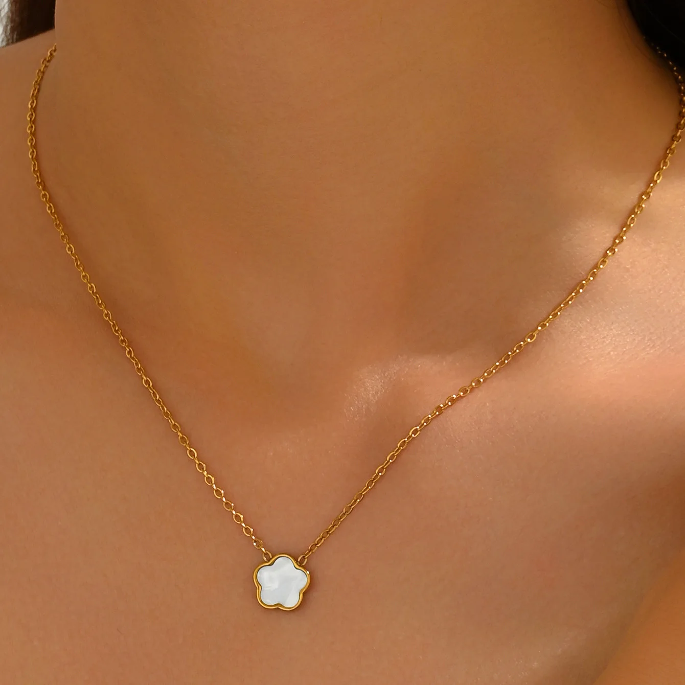 Five-Leaf Flower Necklace Woman Double Sided Stainless Steel Clover Elegant Womens Pendant Charm Collarbone Chain Jewelry Gifts
