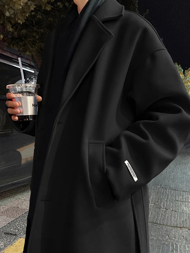 

Короткое мужское пальто из шерстяной смеси с застежкой на талии, фиксированной застежкой, надежно закрепленной, прикрепленной, соединенной, соединенной, обвязанной, приталенной.