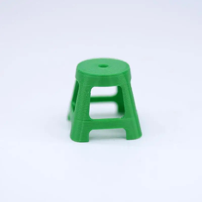 Petit ensemble de tabourets en plastique cinq pièces ; Modèle miniature pour maisons de poupées 1/12 ; Jouet de jeu pour enfants
