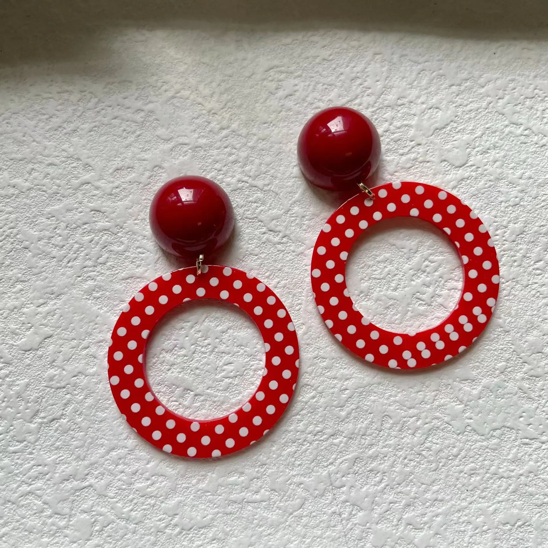 Geometrische hohle runde Hochzeit Ohrringe Frauen rot Acryl weiß Tupfen Tropfen Ohrringe keine Piercing Ohrringe