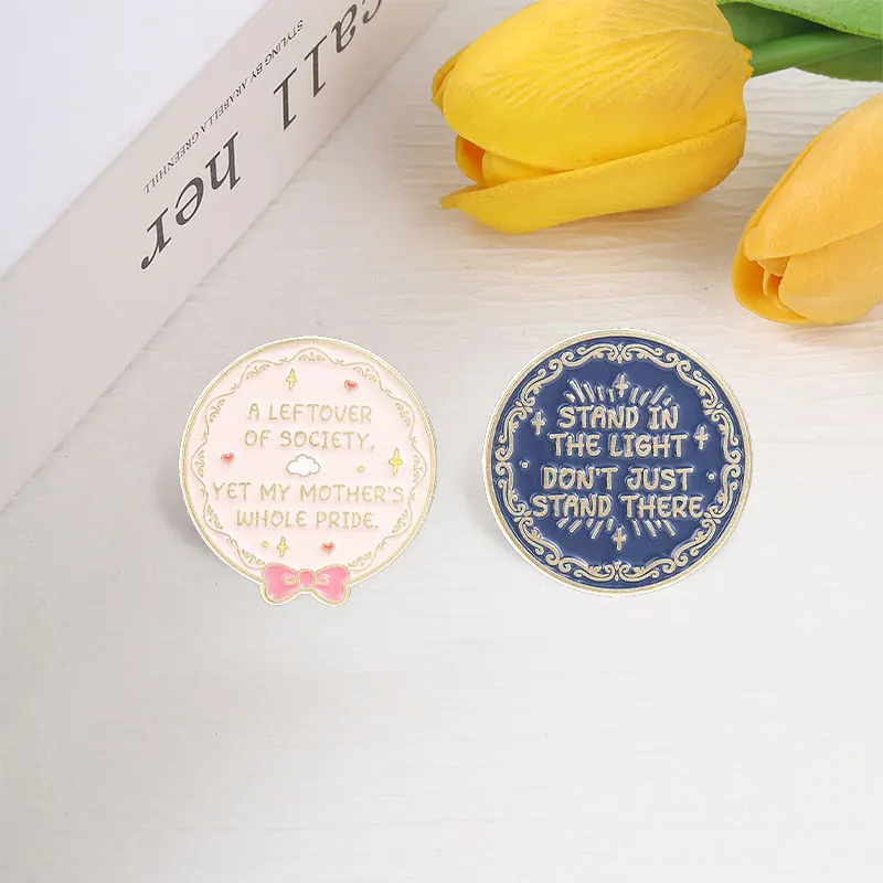 Vintage runde Emaille-Abzeichen „Leftover Of Society And Stand In The Light“-Zitat, Anstecknadel mit Goldrand, Metallbrosche, Schmuck, Geschenk für Freunde – Detail 6
