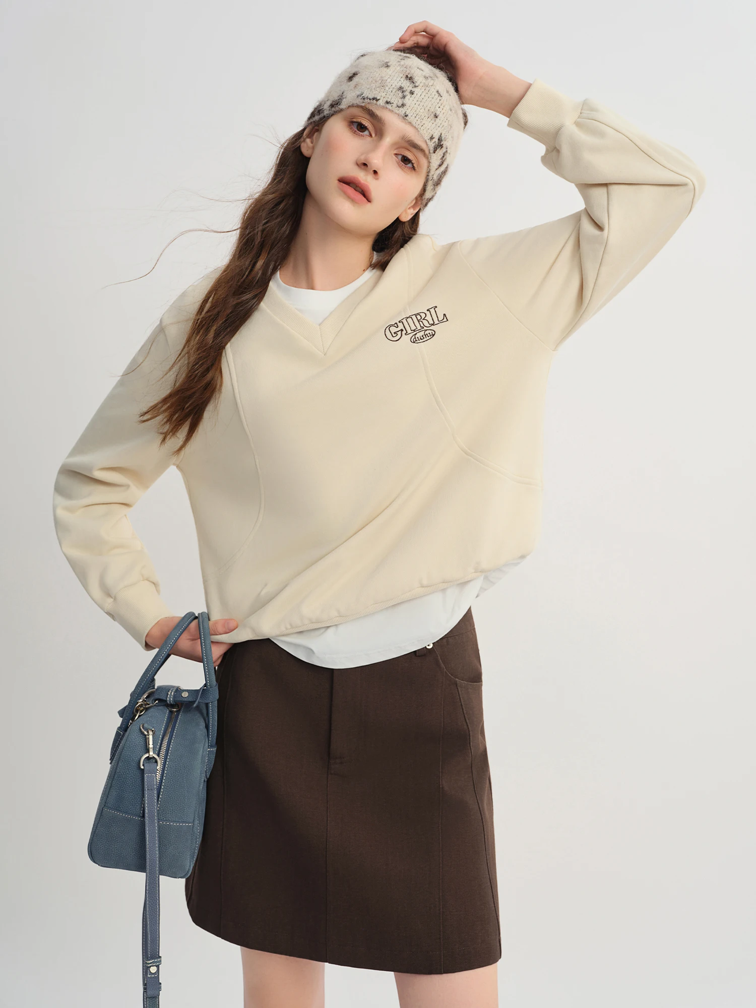 DUSHU 플러스 사이즈 대비 색상 문자 자수 스웨트셔츠 여성 2025 초가을 올매치 V넥 루즈핏 탑 레저 심플